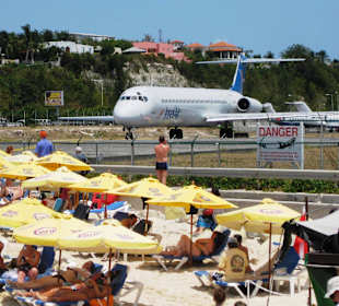 Blick vom Strand auf die Landebahn