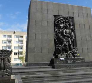 Helden-Denkmal gegenüber dem Museum POLIN