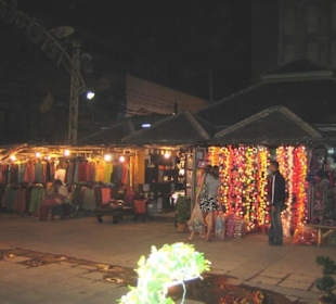 Mehrere Stände in einer Seitenstrasse.