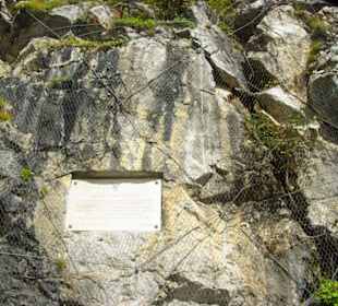 Gedenktafeln im Fels