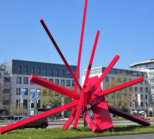 Ansichten der Skulptur Symphony in Red