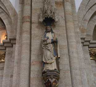 Heilige an den Säulen des Kirchenschiffs