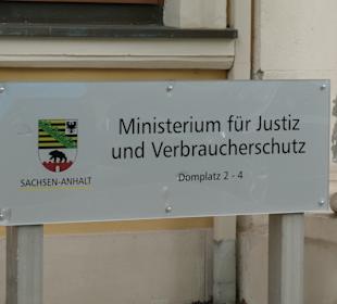 Justiz-Ministerium an der Ostseite vom Domplatz