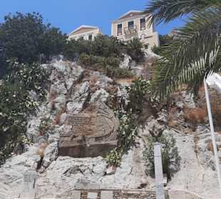 Ähnlich dem Wandsymbol bei der Akropolis Lindos