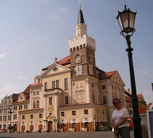 An der Laterne vor dem schönen Rathaus von Löbau