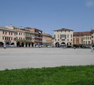 Blick vom Prato de Valle auf schöne Häuser