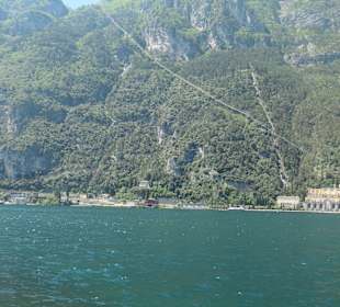Blick bei Riva del Garda zum Gardasee