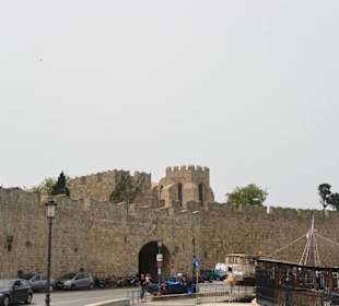 Altstadtmauer am Hafen von Rhodos Stadt