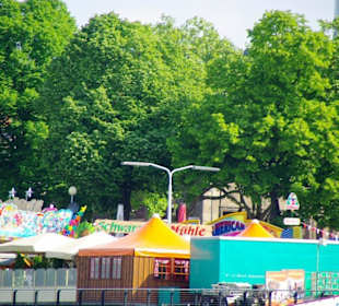 Kirmesbereich am Rheinufer