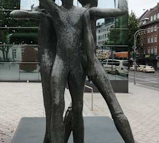 Drei Jungs vom Denkmal Oecher Klenkes