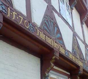 Schnitzereien an den Balken