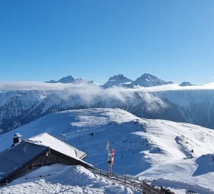 Skihütte und Wolken