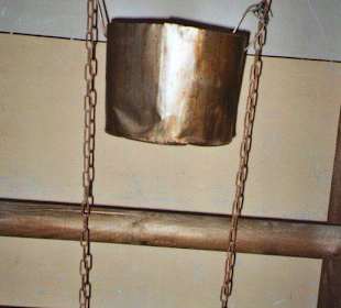 Folterzelle:Anbinden und Folter mit Wassereimern