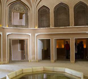 Wewnątrz ogrodowego pawilonu