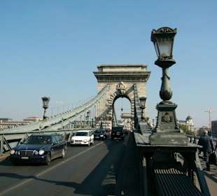 Blick durch die Kettenbrücke