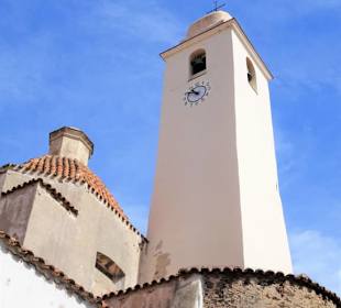 Der Glockenturm der Kirche
