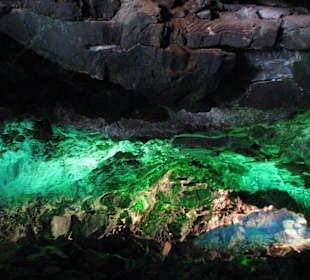 Kleine Höhle Richtung Meer