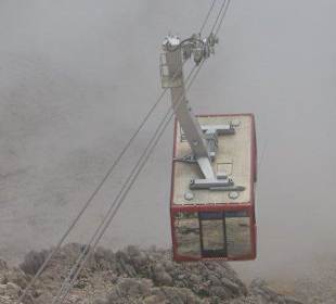 Eine Gondel verläßt die Bergstation