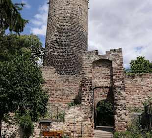 Bergfried 32 m hoch