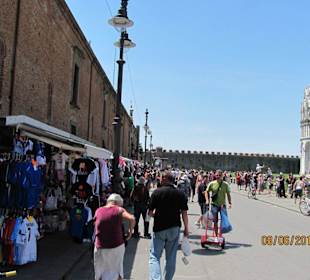 Touristen am Schiefen Turm