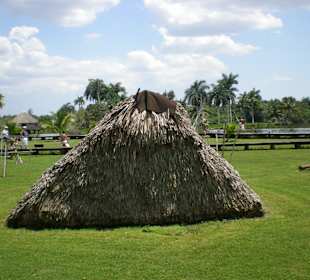 Hütte von aussen im Indianderdorf