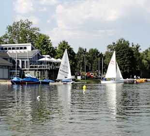 Blick auf Segelboote und das See-Café