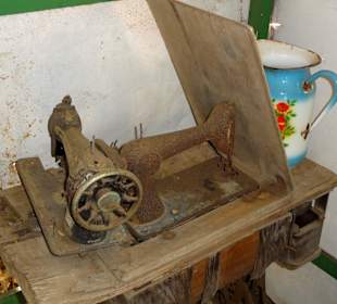 Alte Nähmaschine im Kräutergarten