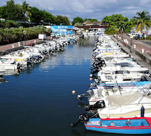 Blick über den Hafen von Saint Gilles