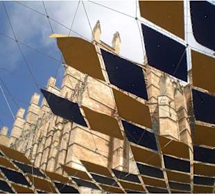 Moderne Überdachung eines Musikkonzertes 