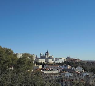 Widok na katedrę z Templo de Debod