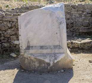Grabstein in Hausruine