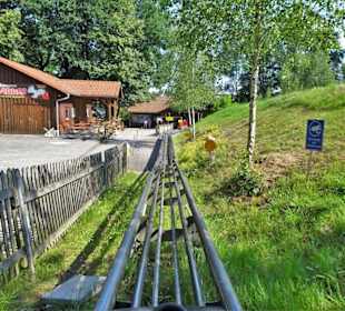 EInfahrt in den Bahnhof der Sommerrodelbahn