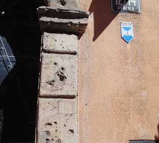 Следы от пуль на стене, оставшиеся после войны