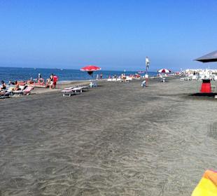 Schwarzer Sandstrand vom "Kursaal"