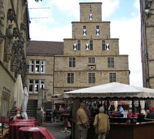 Links vor dem Rathaus