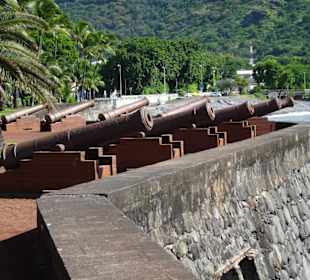 Die Kanonen am Ende der Promenade