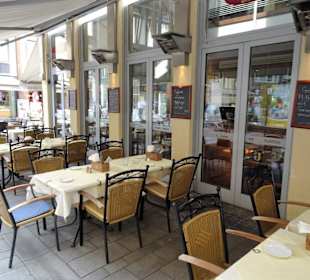 Tische im Außenbereich der Osteria Vetro