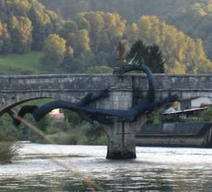 Die Brücke wird vom Drachen heimgesucht