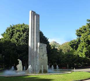 Denkmal für Santiago García Sanabria im Park