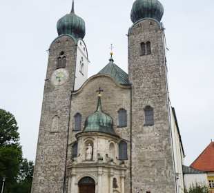 Portal und Türme der Stiftskirche Baumburg