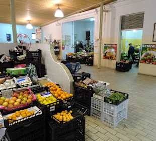 Rundgang zwischen den Auslagen des Mercato Civico