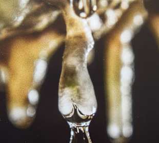 Wassertropfen am Stalagtit