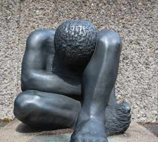 Skulptur "Der Hockende"