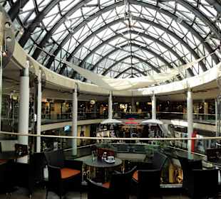 Restaurantplätze unter dem Glasdach