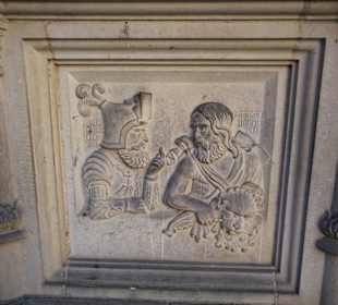 Relieftafeln um den Brunnen