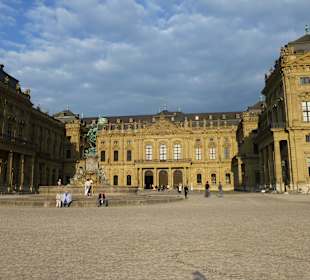 Im Vordergrund  der Frankoniabrunnen