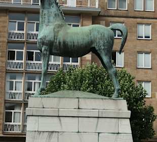 Der Fröhliche Hengst von Aachen vor dem Theater