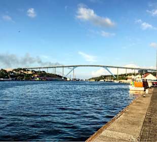 Willemstad (mit dem Bus für 1,70 Gulden) Queen Juliana Bridg