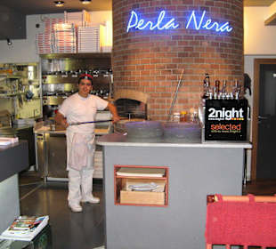 Pizzabäcker vom Perla Nera