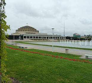 Blick auf die Halle von der Pergola